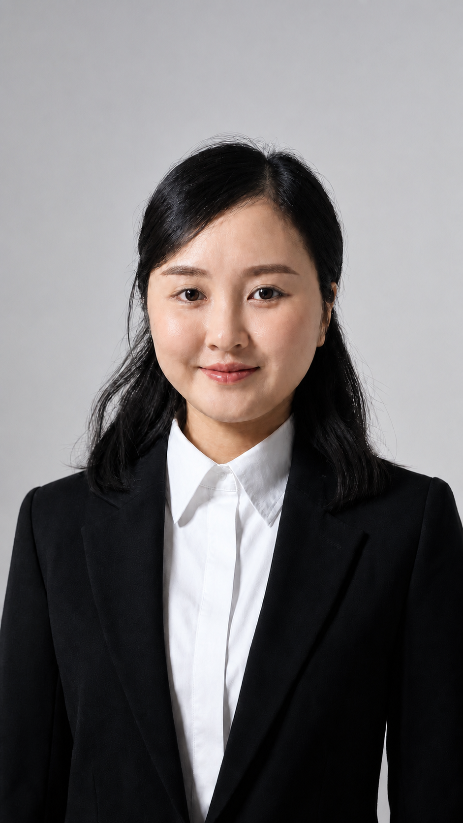 Natural-color studio portrait of Liên